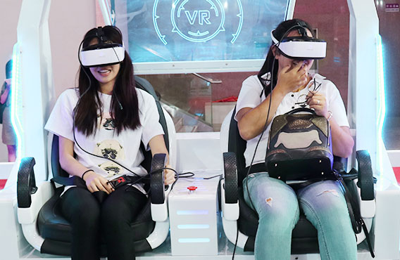 İki Sandalye 9D Yumurta VR Sinema Ekipmanları Eğlence Parkı Gezileri 1